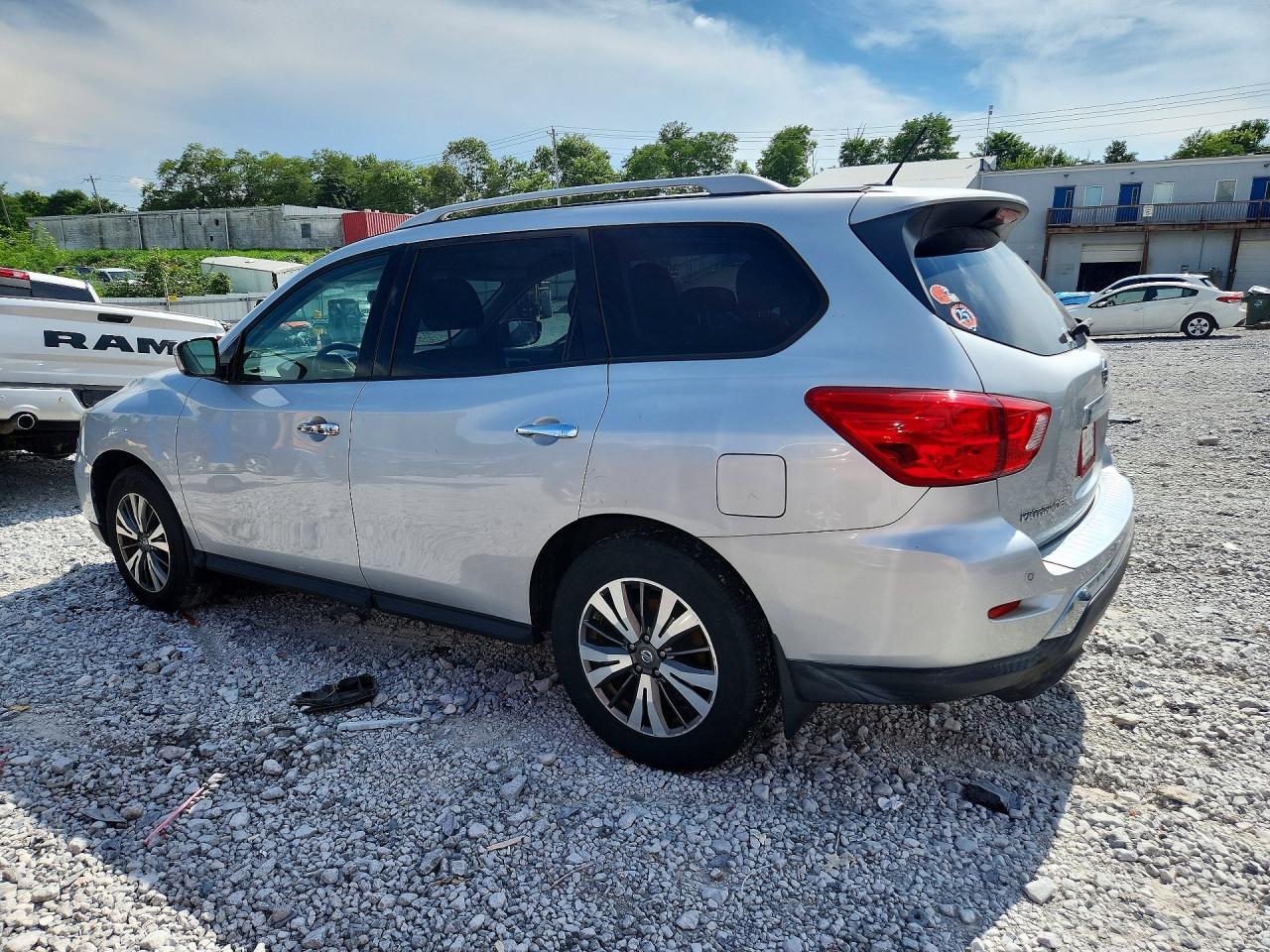 2017 Nissan Pathfinder Sv - zdjęcie 2