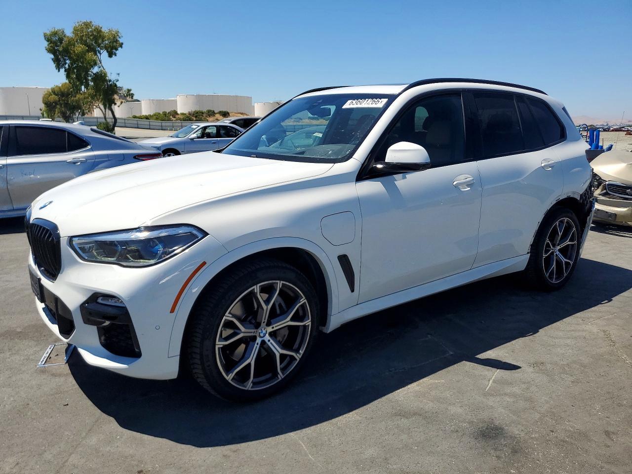2021 BMW X5 xDrive45E - zdjęcie główne