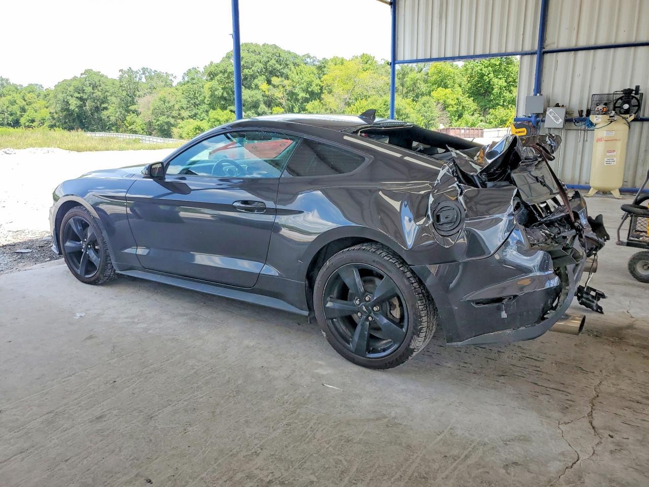 2023 Ford Mustang - zdjęcie 2