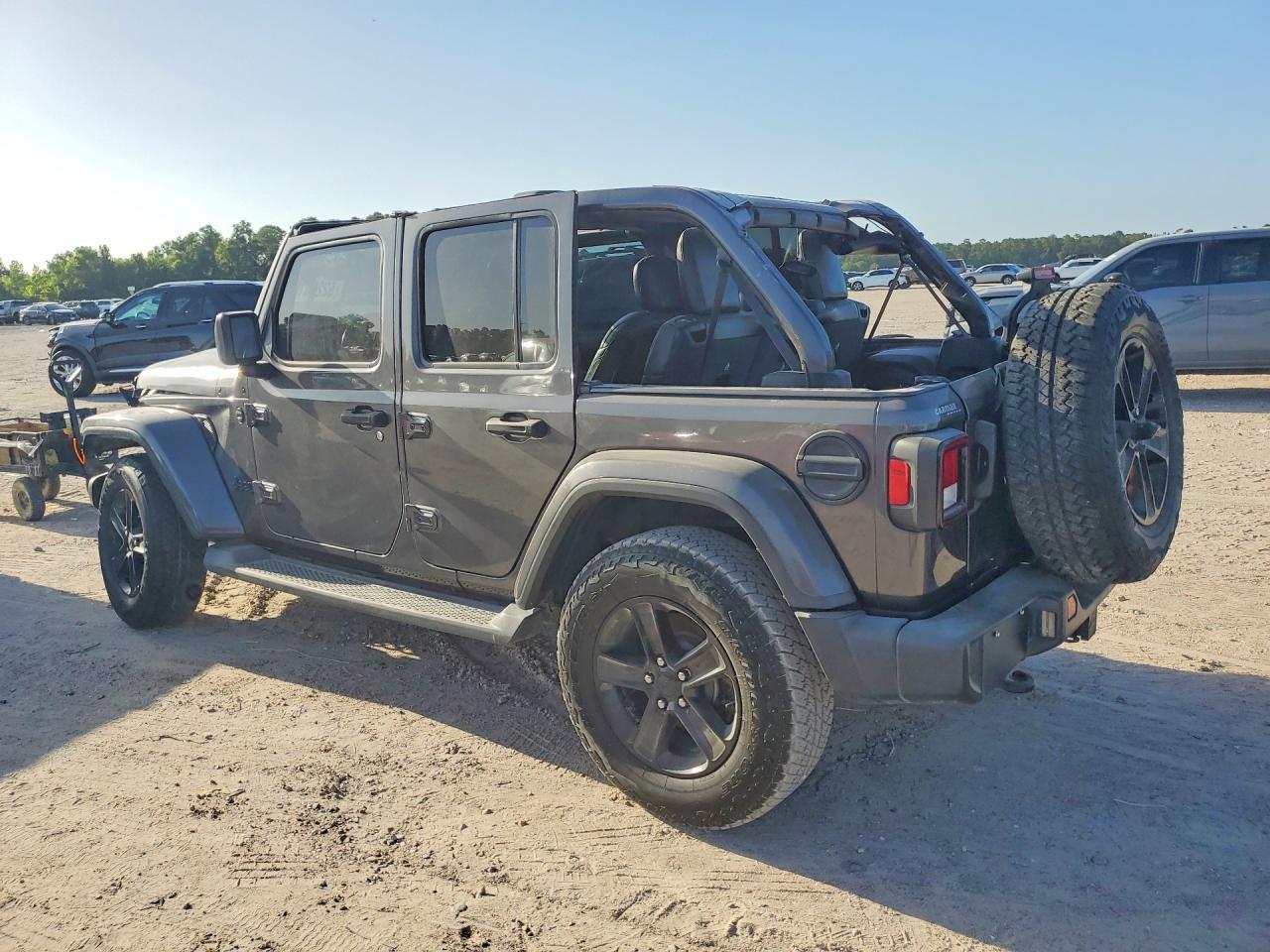 2021 Jeep Wrangler Unlimited Sahara - zdjęcie 2