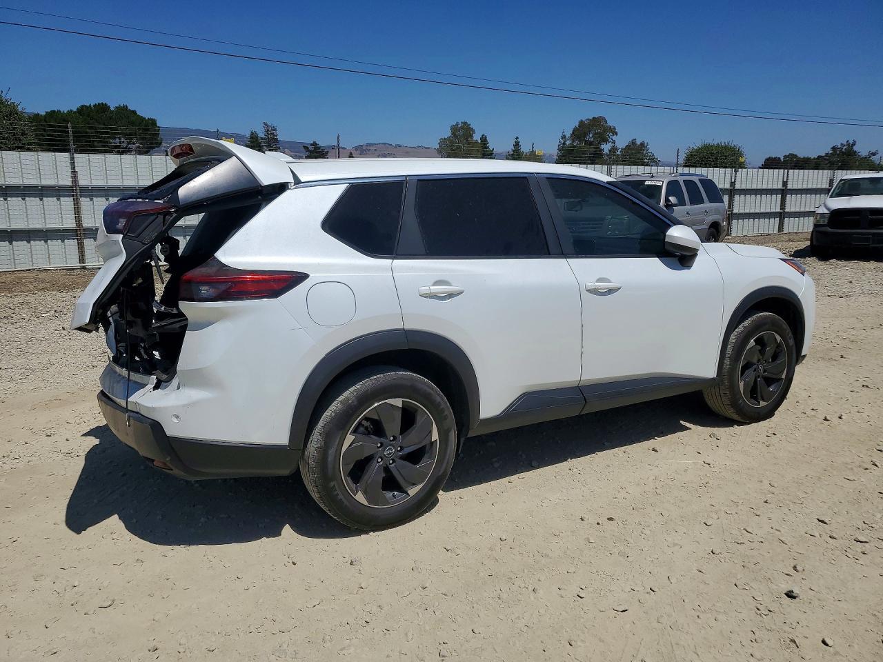 2024 Nissan Rogue Sv - zdjęcie 3