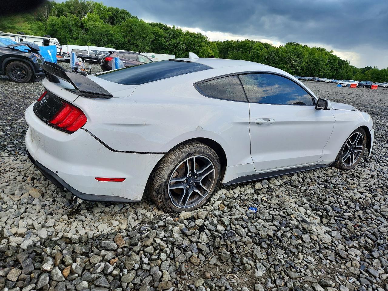 2021 Ford Mustang - zdjęcie 3