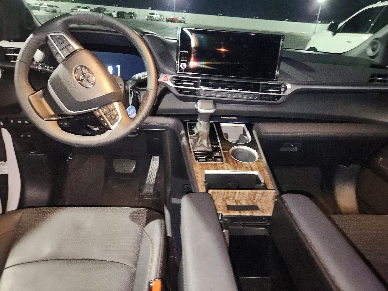 2025 Toyota Sienna Limited - zdjęcie 8