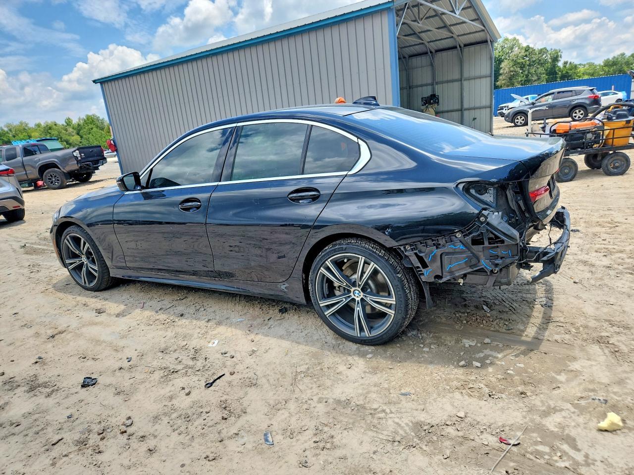2021 BMW 330I - zdjęcie 2