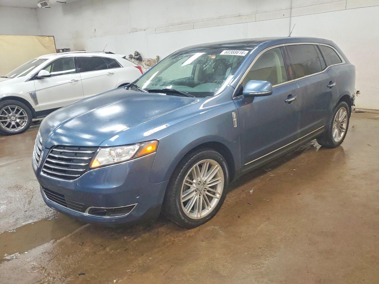 2018 Lincoln Mkt - zdjęcie główne