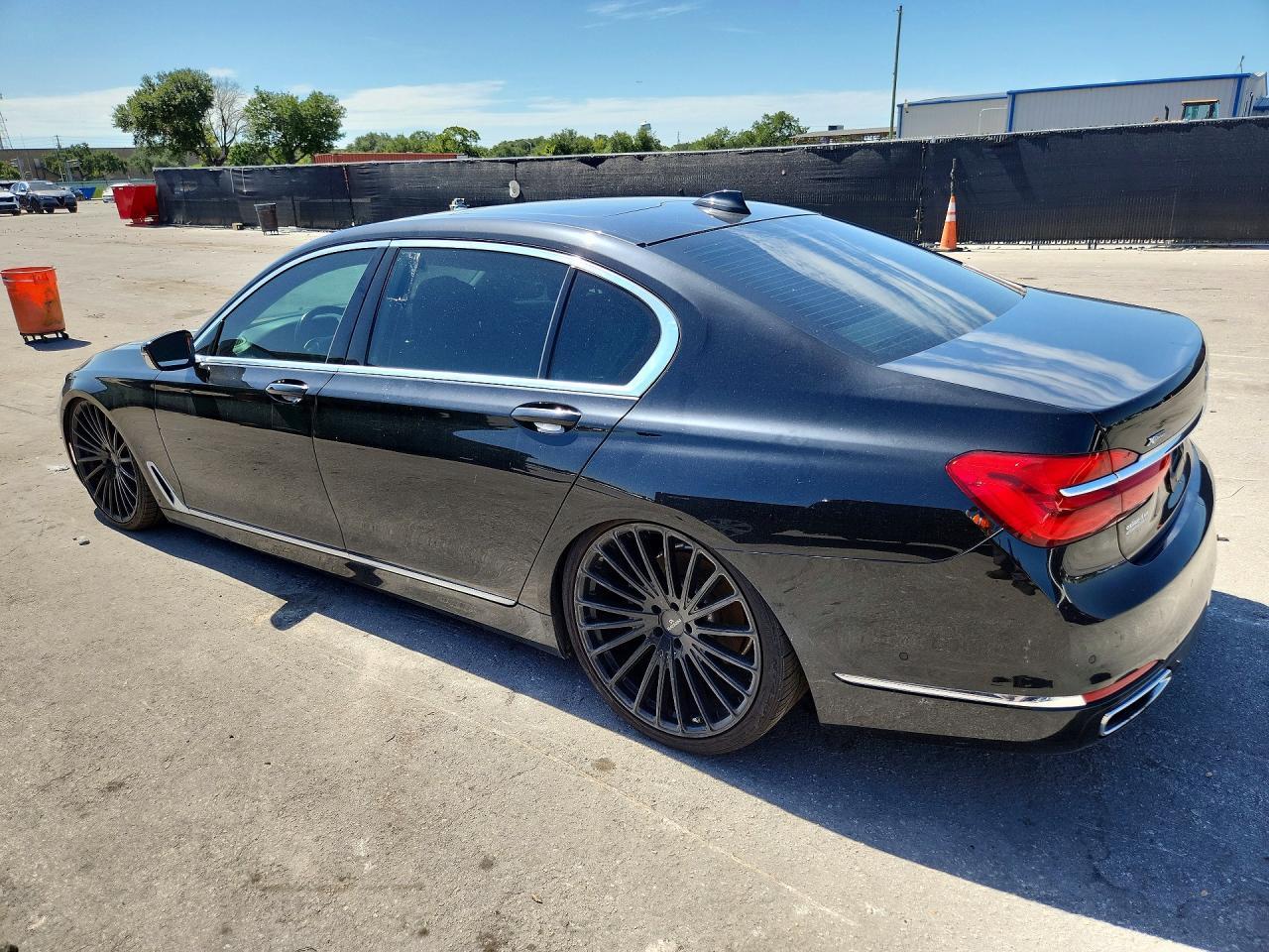 2016 BMW Seria 7 750i - zdjęcie 2