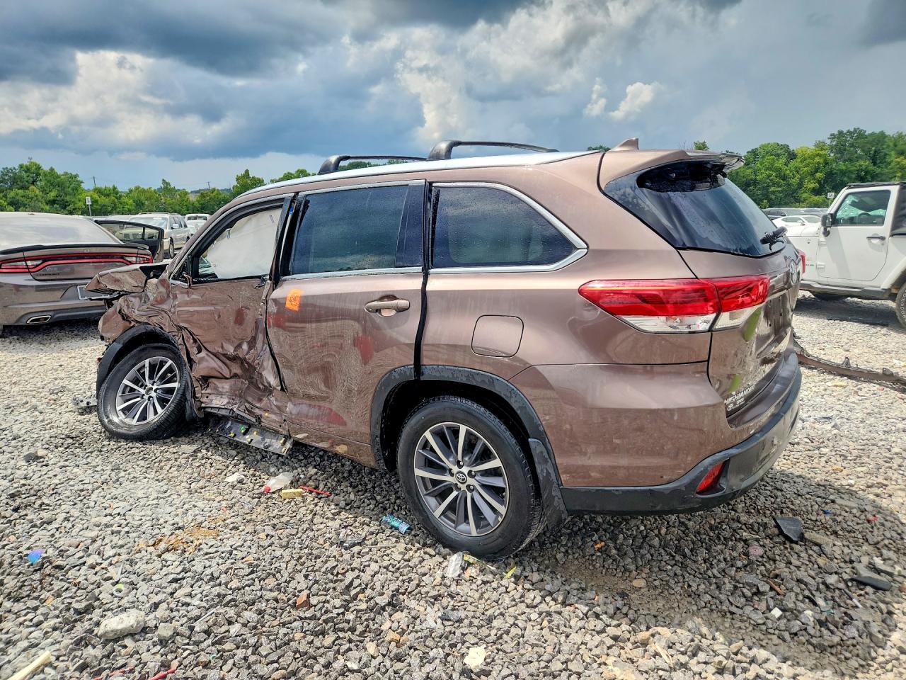 2017 Toyota Highlander Xle - zdjęcie 2