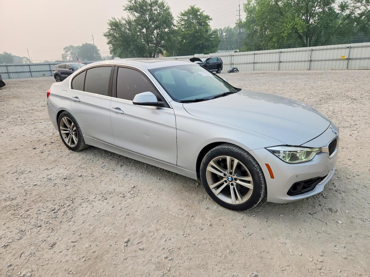 2017 BMW 330 Xi - zdjęcie 4