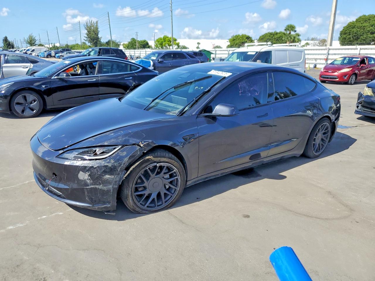 2025 Tesla Model 3 - zdjęcie główne