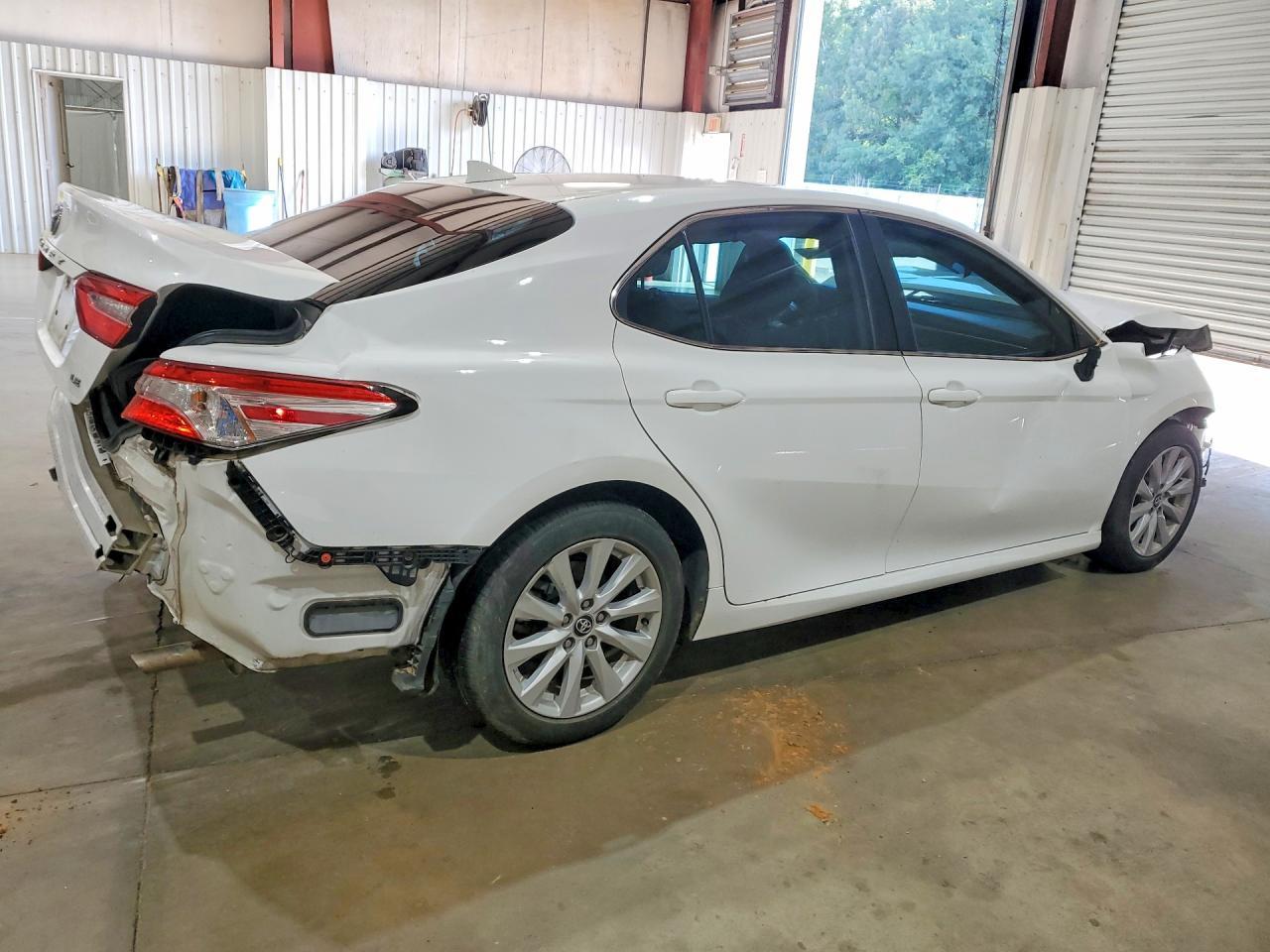 2020 Toyota Camry Le - zdjęcie 3