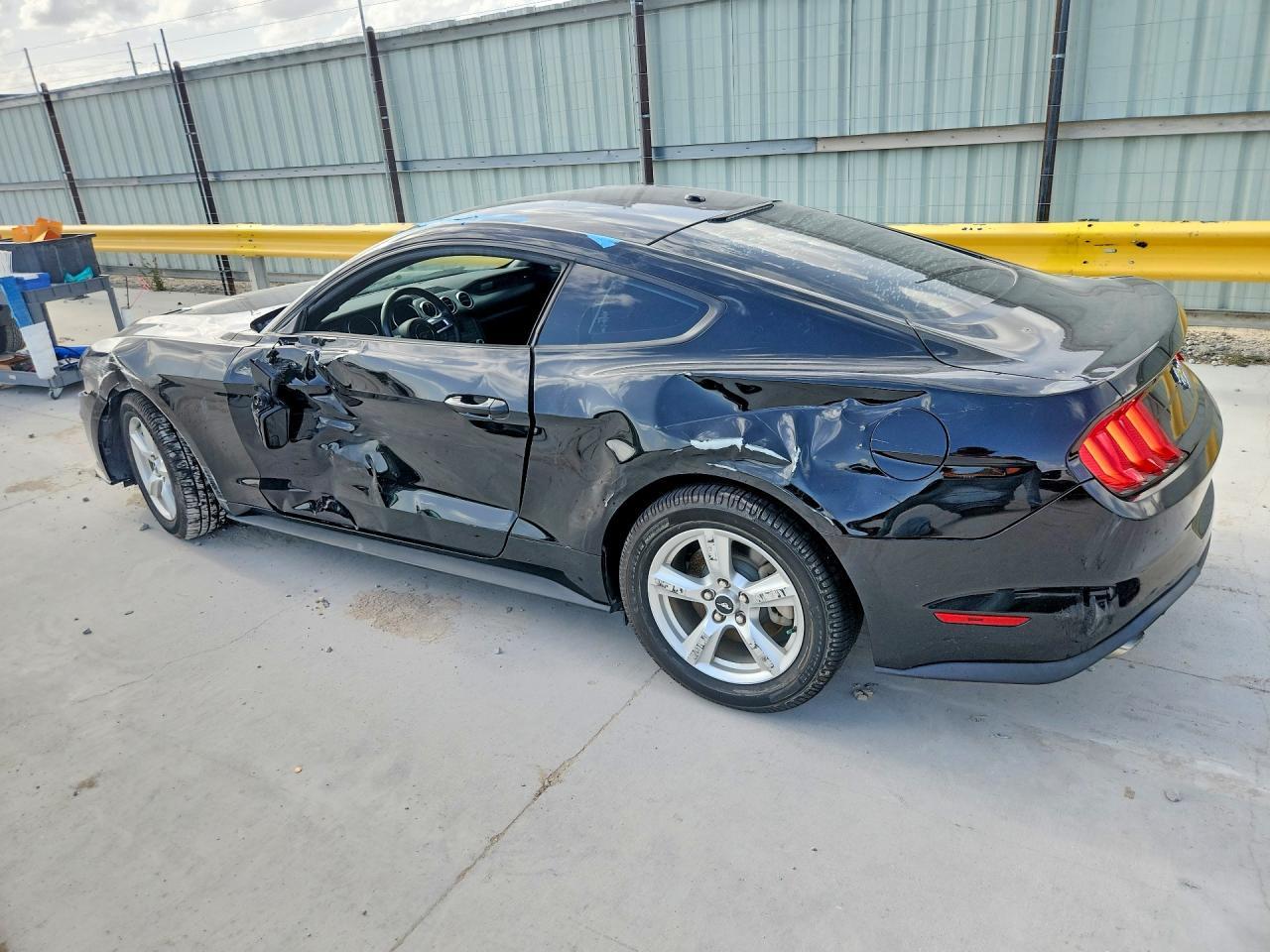 2019 Ford Mustang - zdjęcie 2