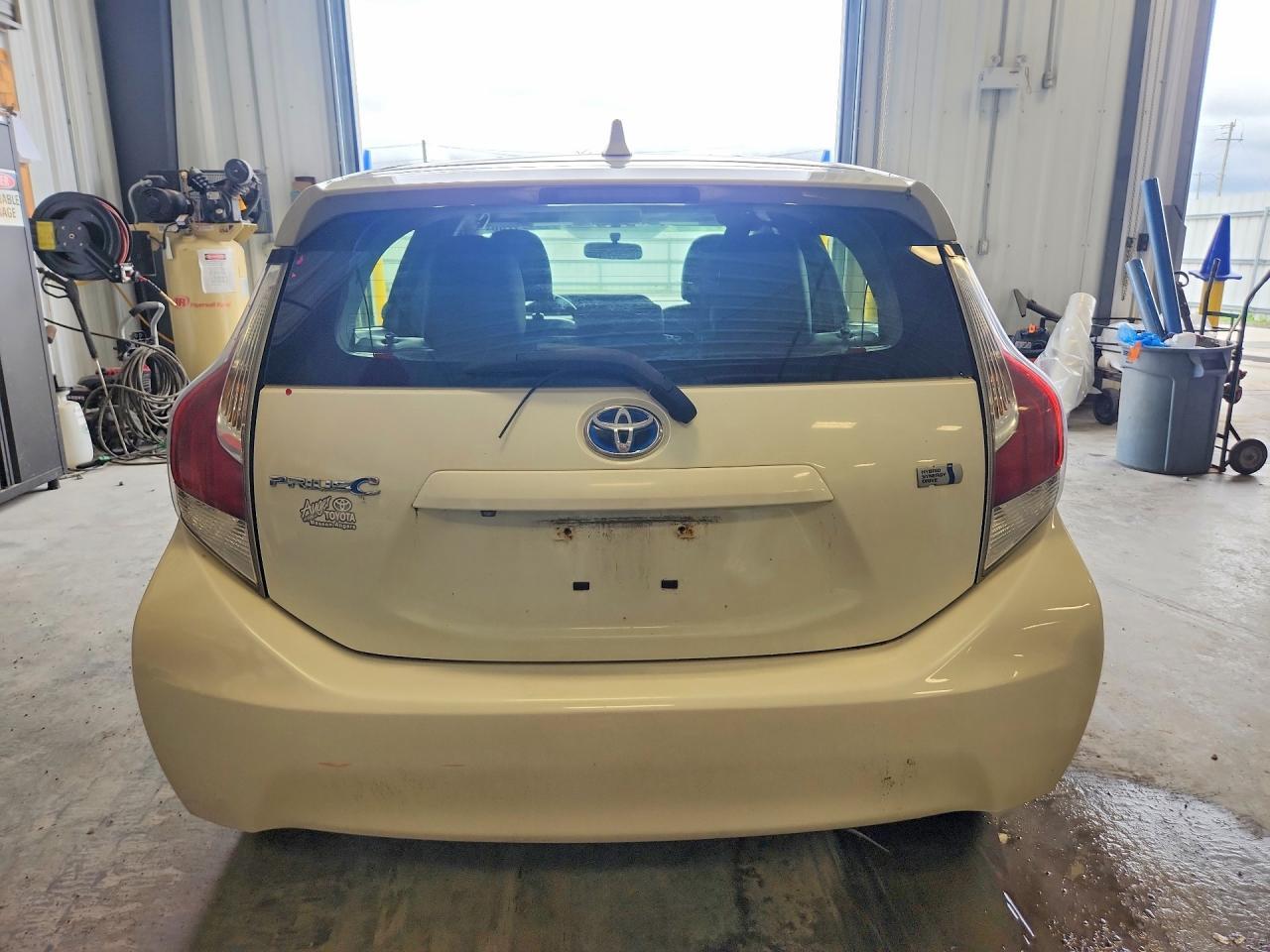 2015 Toyota Prius C One - zdjęcie 6