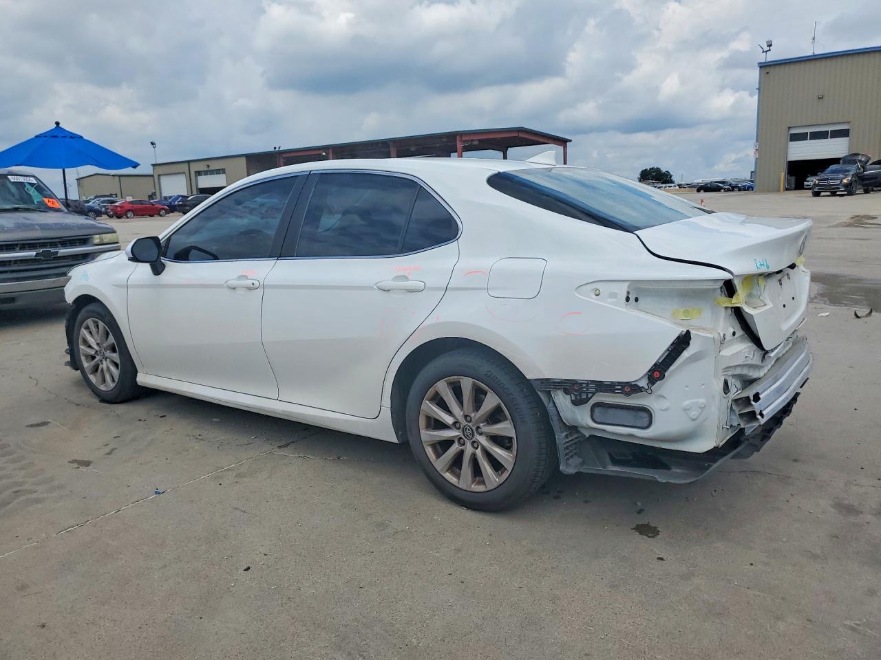 2020 Toyota Camry Le - zdjęcie 2