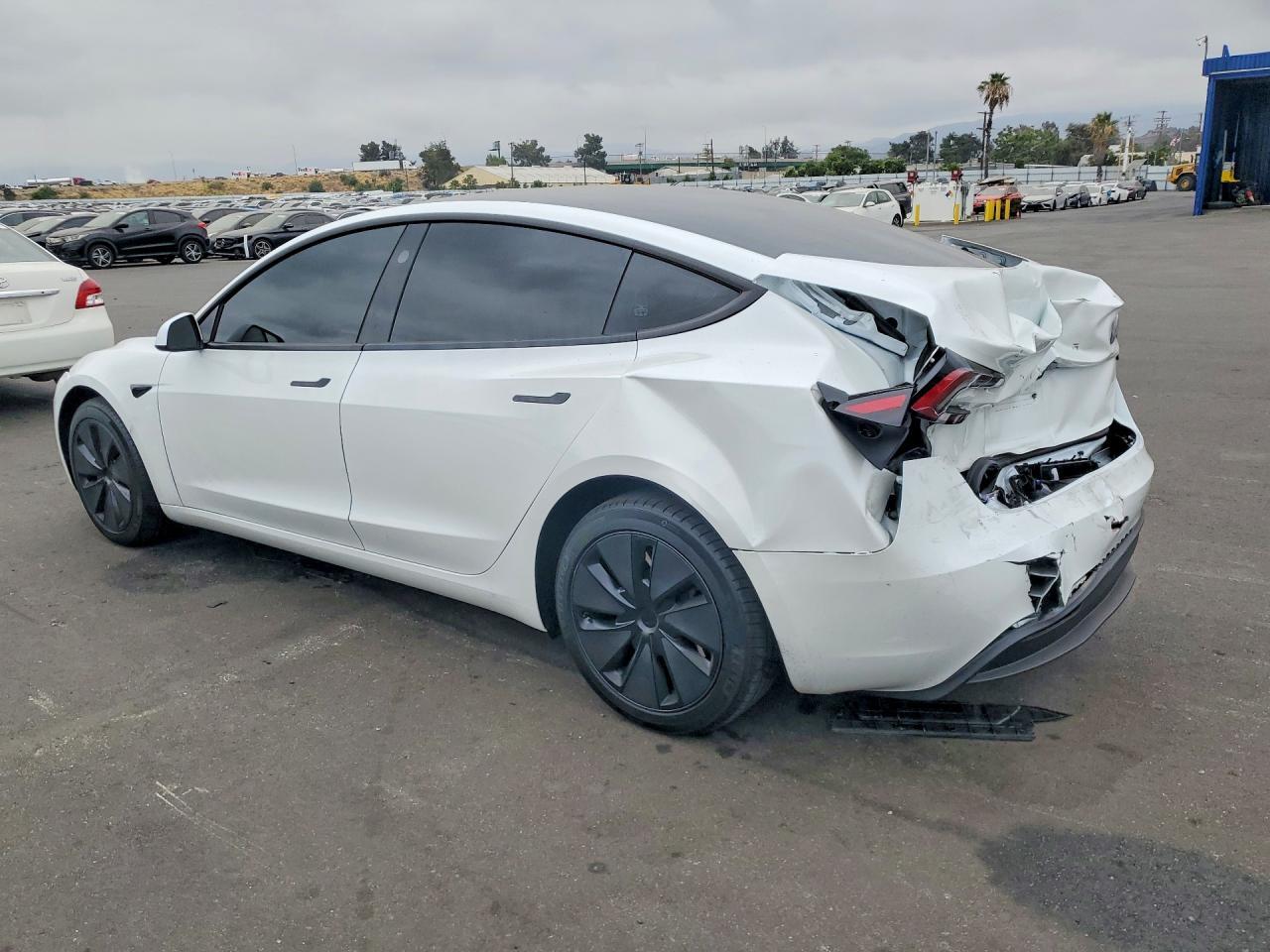 2025 Tesla Model 3 - zdjęcie 2
