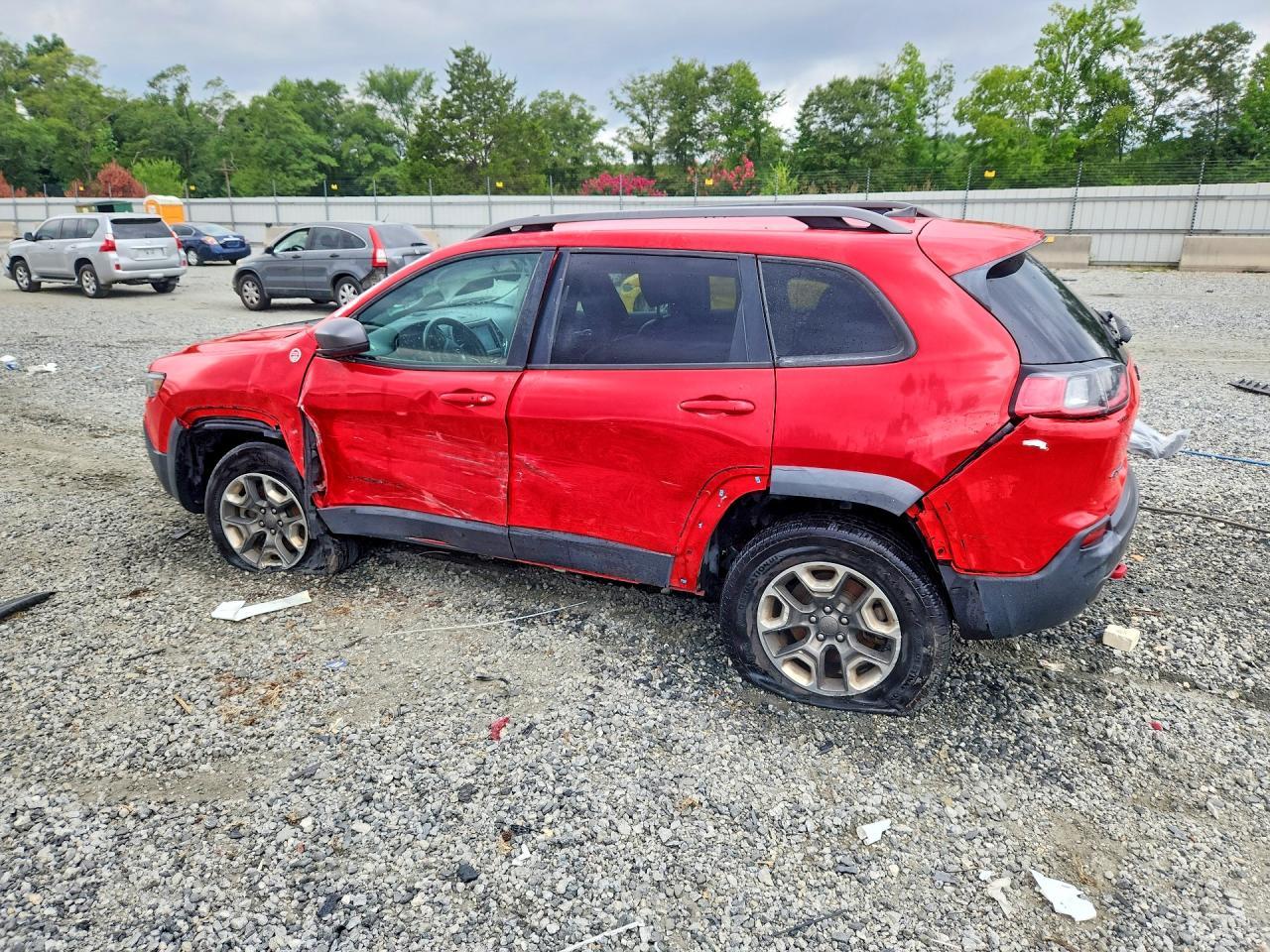 2019 Jeep Cherokee Trailhawk - zdjęcie 2