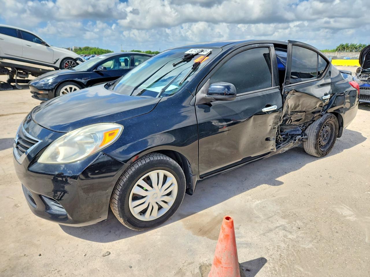 2014 Nissan Versa 1.6 S - zdjęcie główne