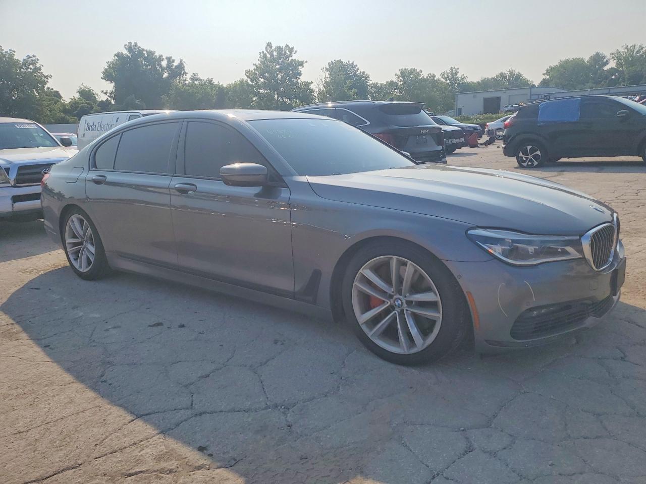 2016 BMW Seria 7 750i - zdjęcie 4