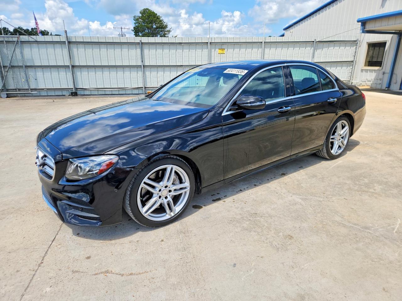 2017 Mercedes-Benz E 300 - zdjęcie główne