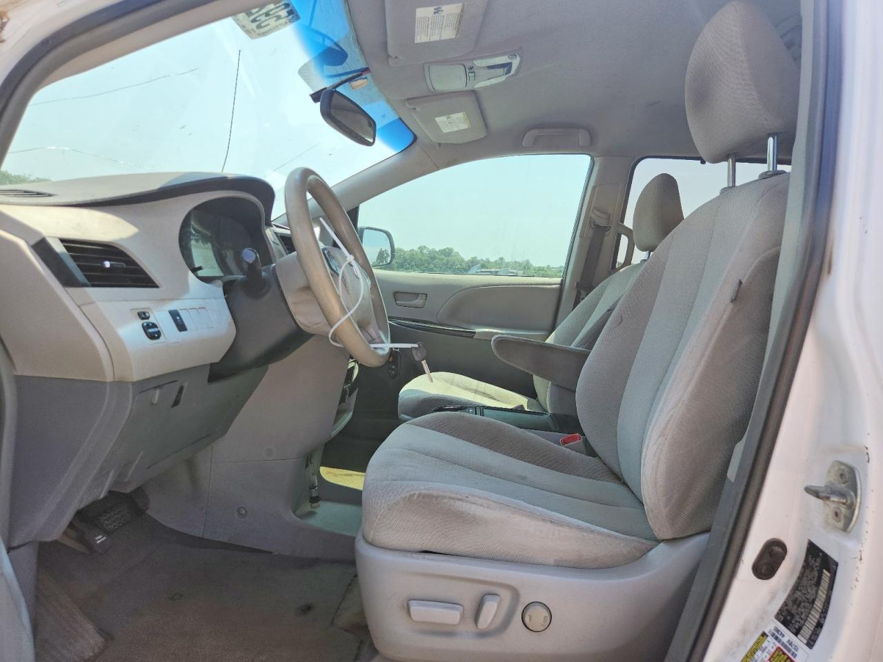 2013 Toyota Sienna Le - zdjęcie 7
