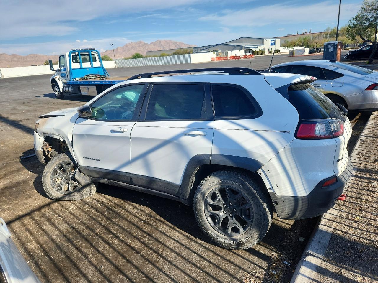 2022 Jeep Cherokee Trailhawk - zdjęcie 2
