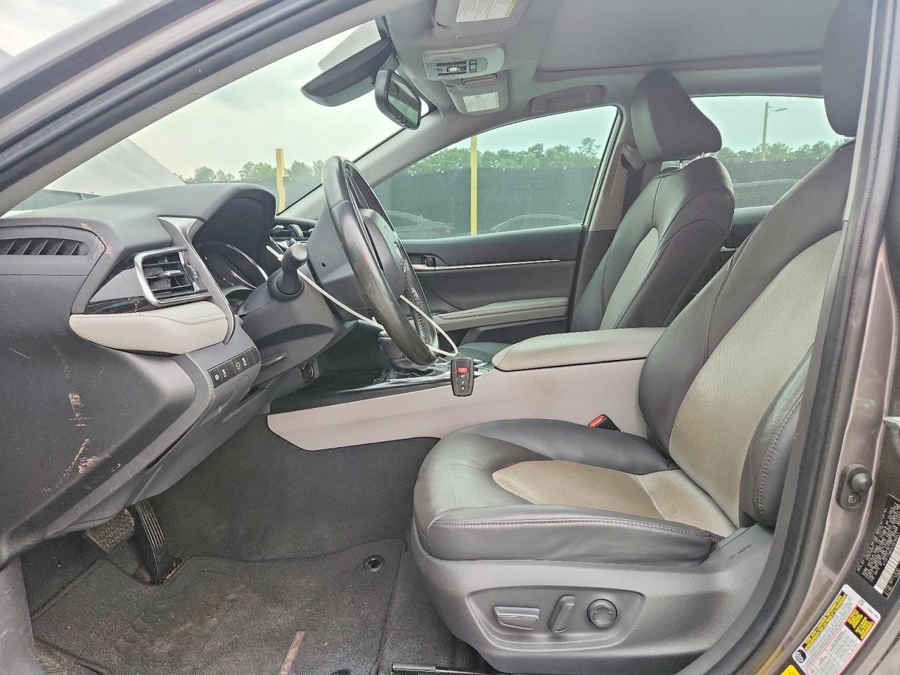 2020 Toyota Camry Xle - zdjęcie 7