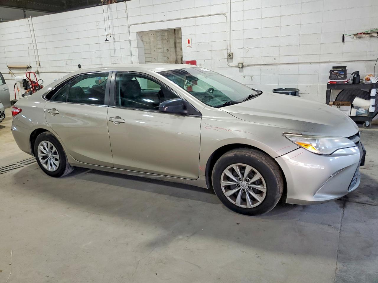 2016 Toyota Camry Le - zdjęcie 4