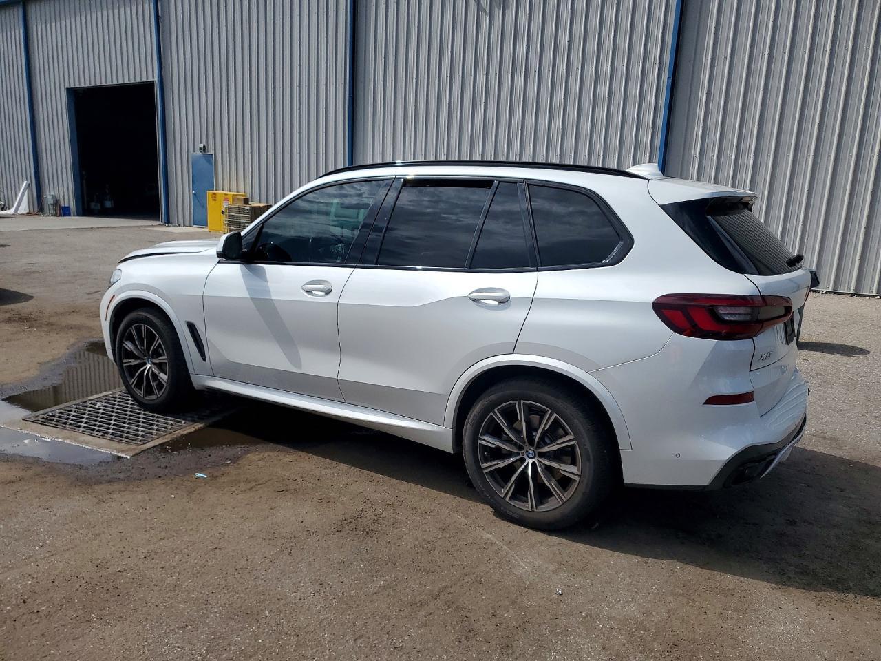 2021 BMW X5 xDrive40I - zdjęcie 2