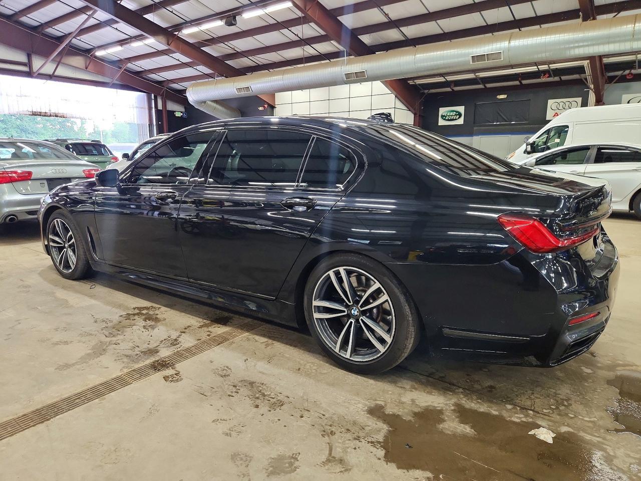 2021 BMW 750 Xi - zdjęcie 2