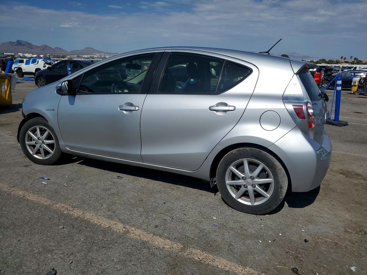 2014 Toyota Prius C Three - zdjęcie 2