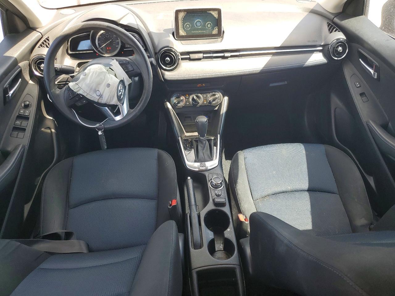 2017 Toyota Yaris Ia Base - zdjęcie 8