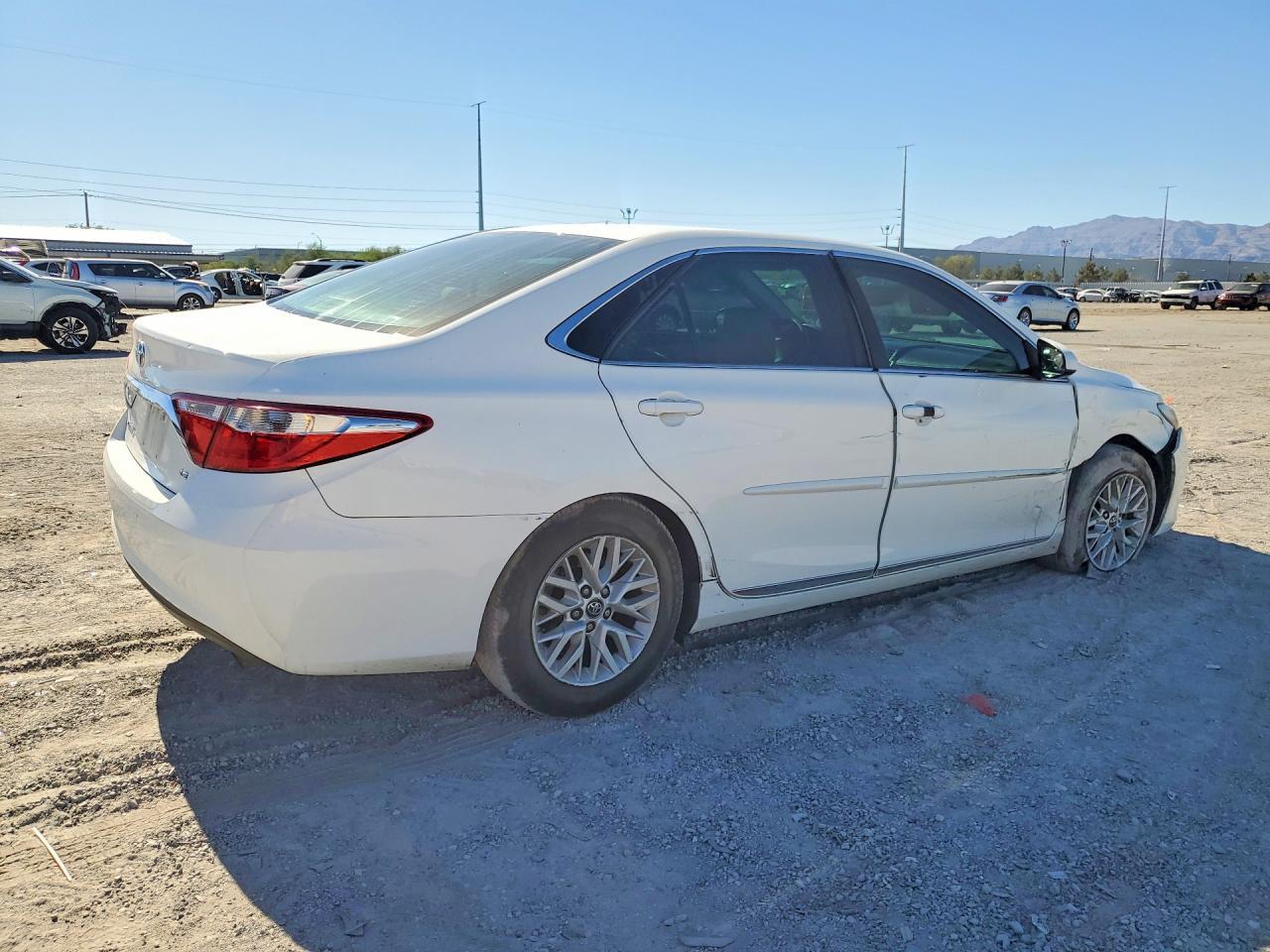 2016 Toyota Camry Le - zdjęcie 3