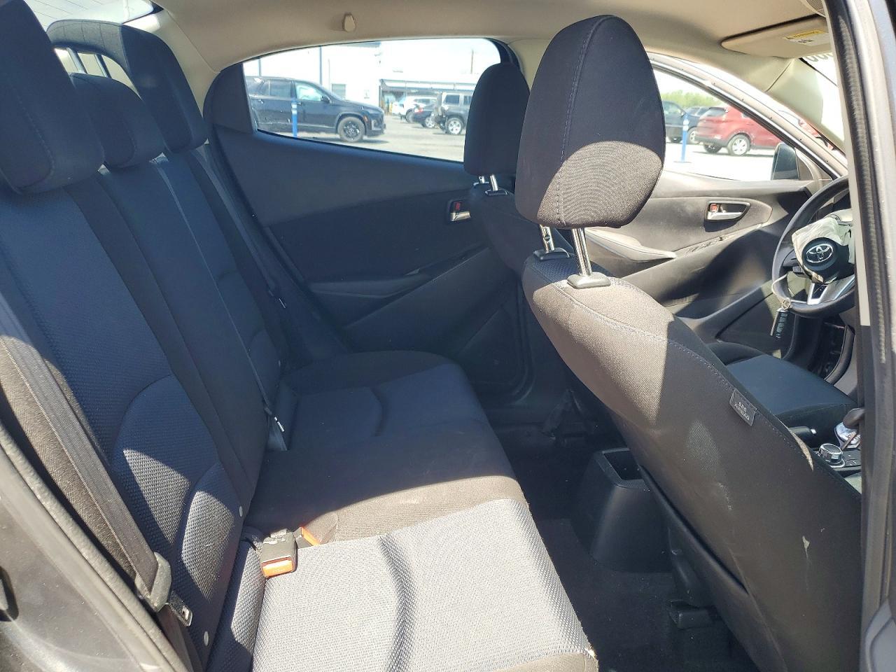 2017 Toyota Yaris Ia Base - zdjęcie 10