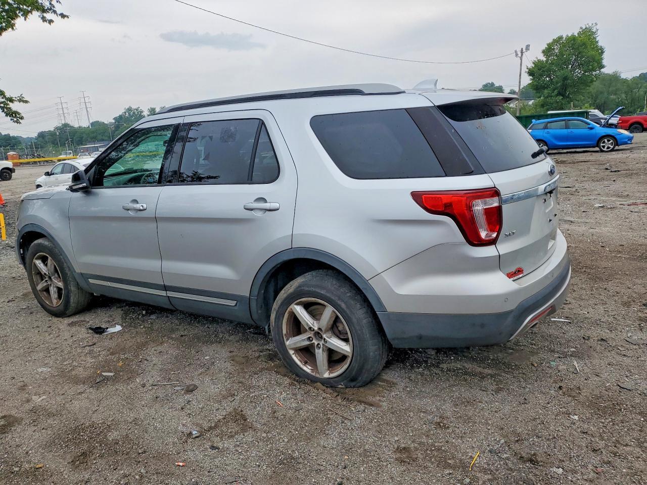 2017 Ford Explorer Xlt - zdjęcie 2