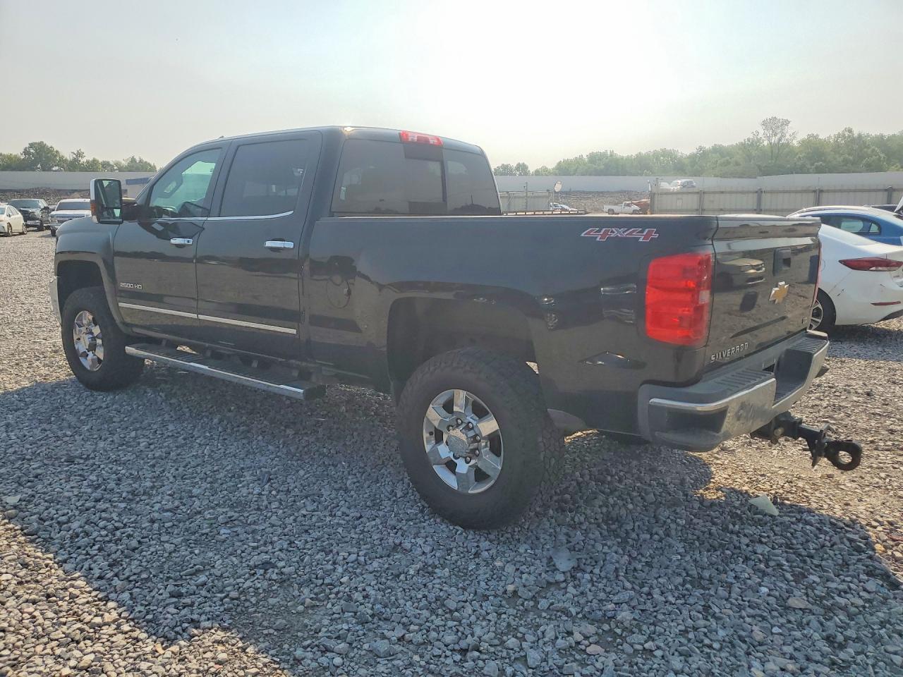 2015 Chevrolet Silverado - zdjęcie 2