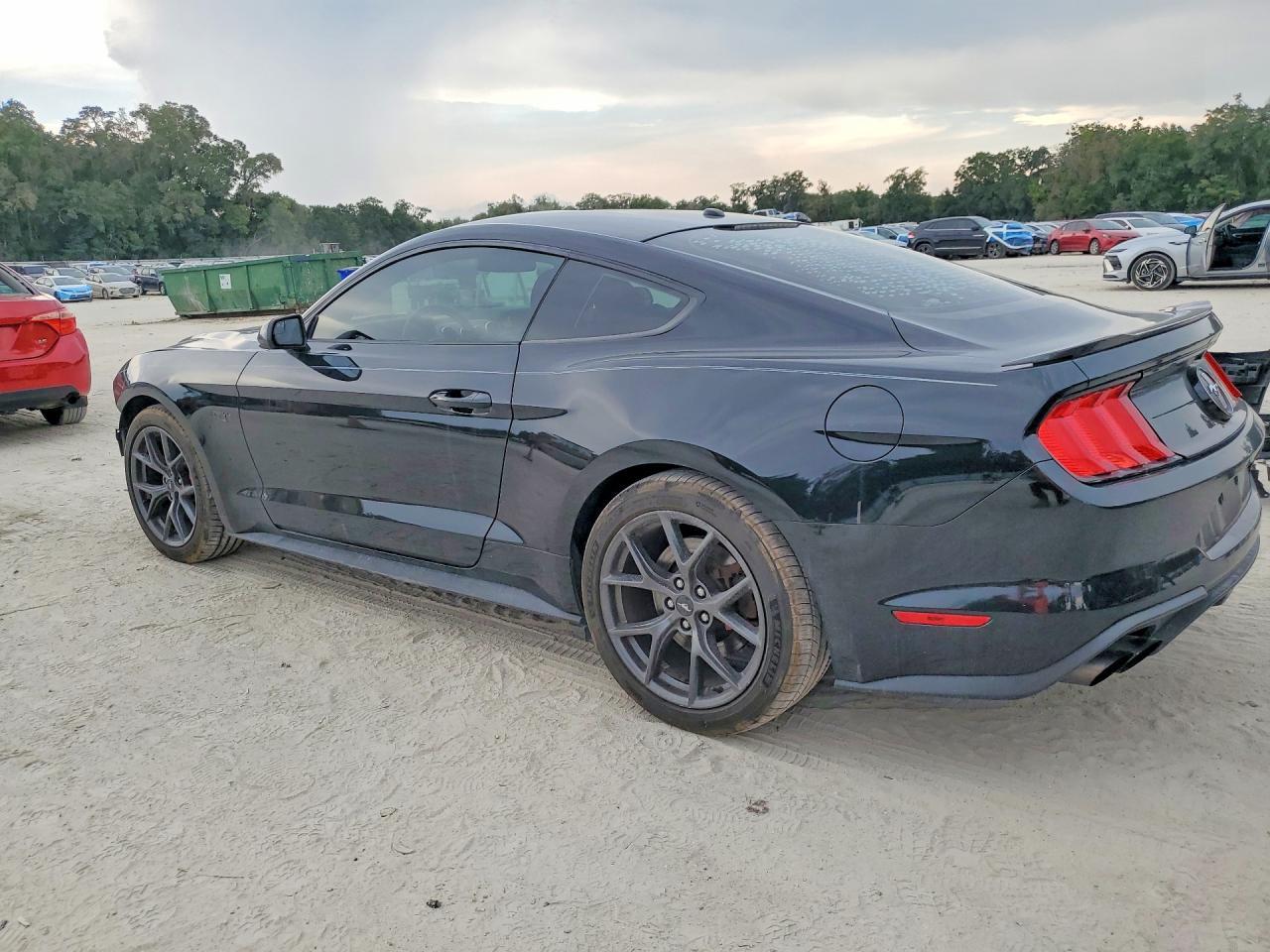 2020 Ford Mustang - zdjęcie 2