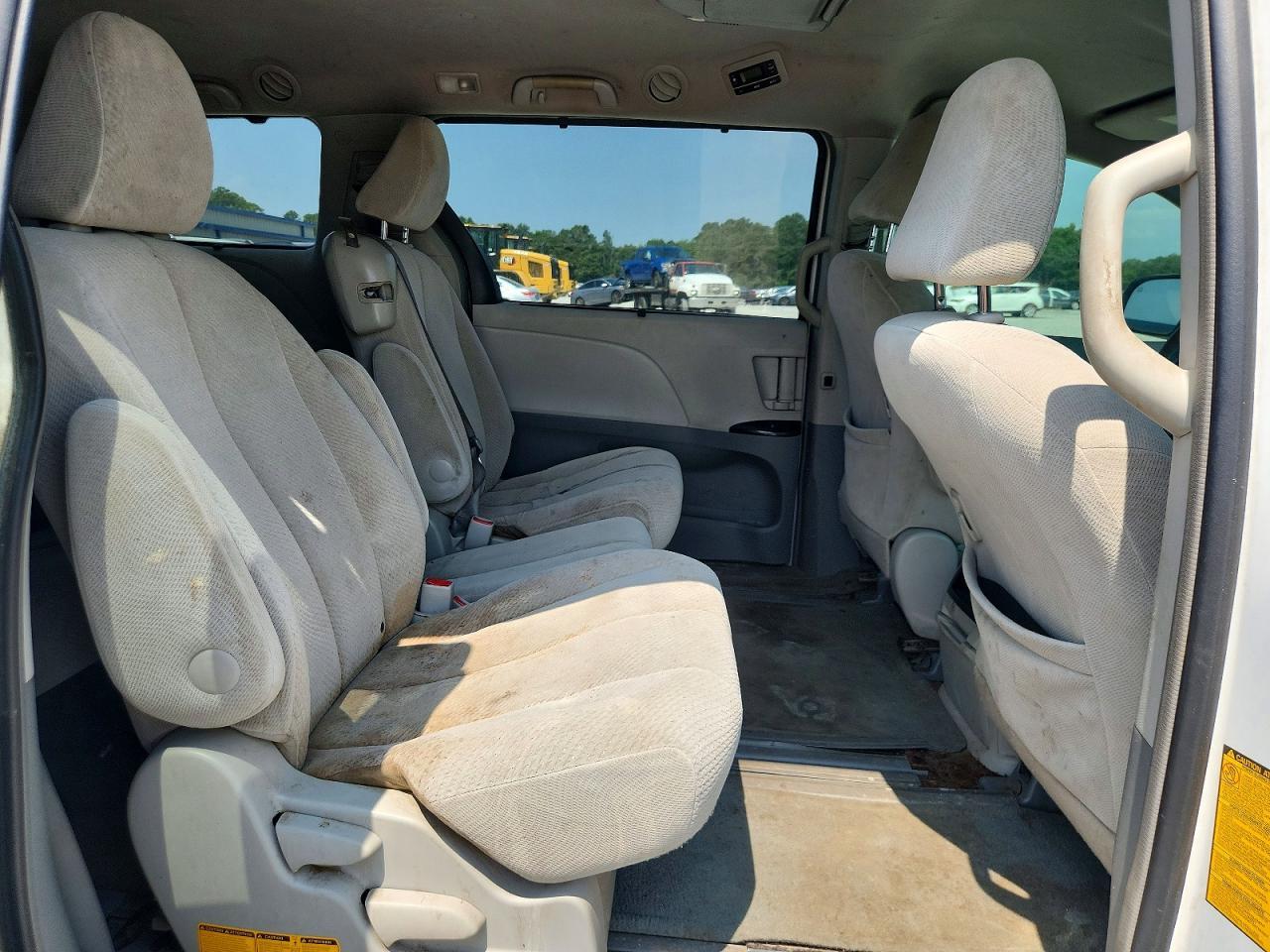2013 Toyota Sienna Le - zdjęcie 11