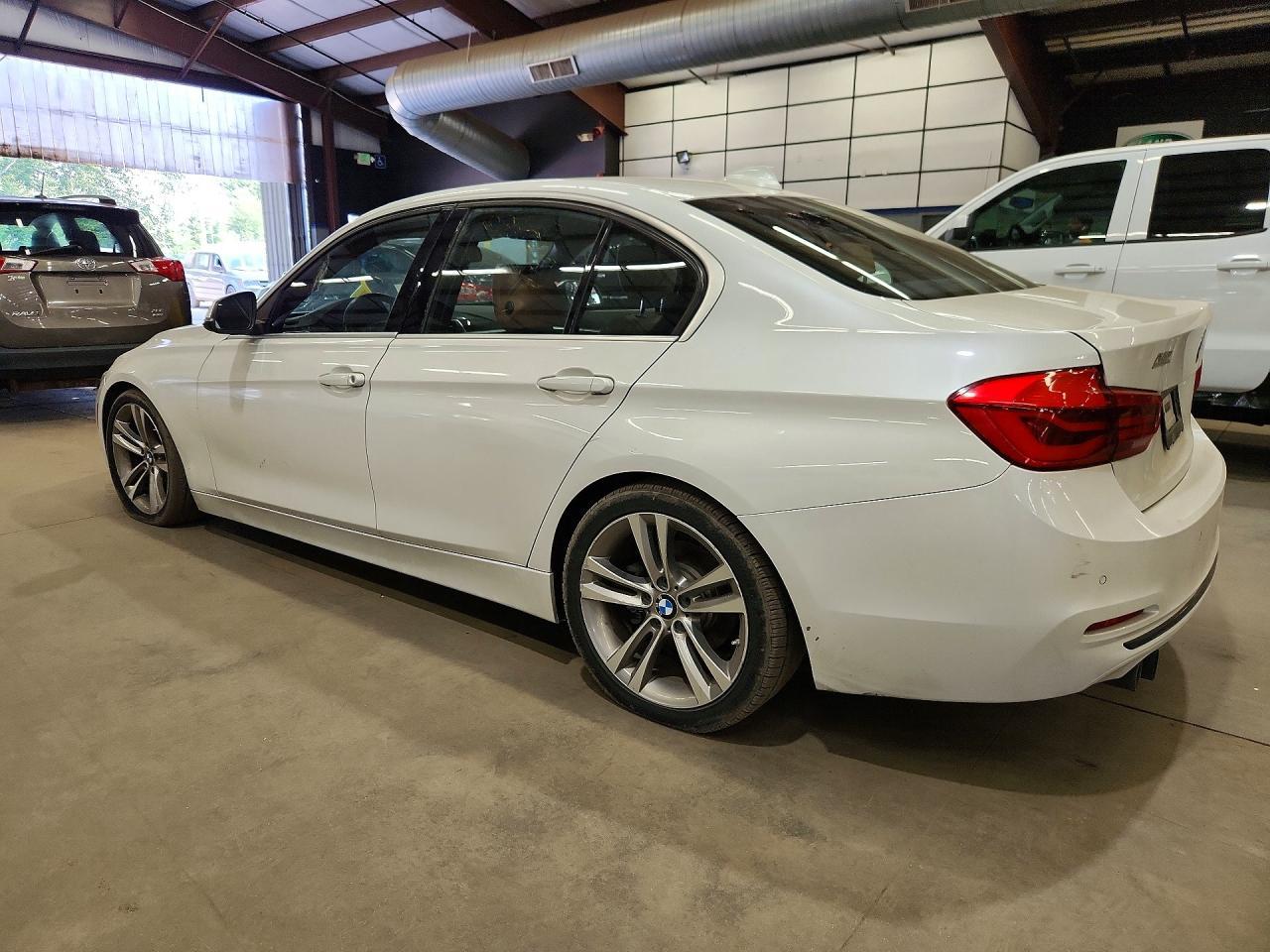 2017 BMW 330 I - zdjęcie 2