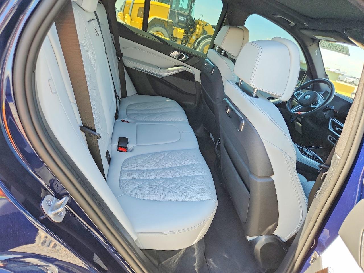 2025 BMW X5 M60I - zdjęcie 11