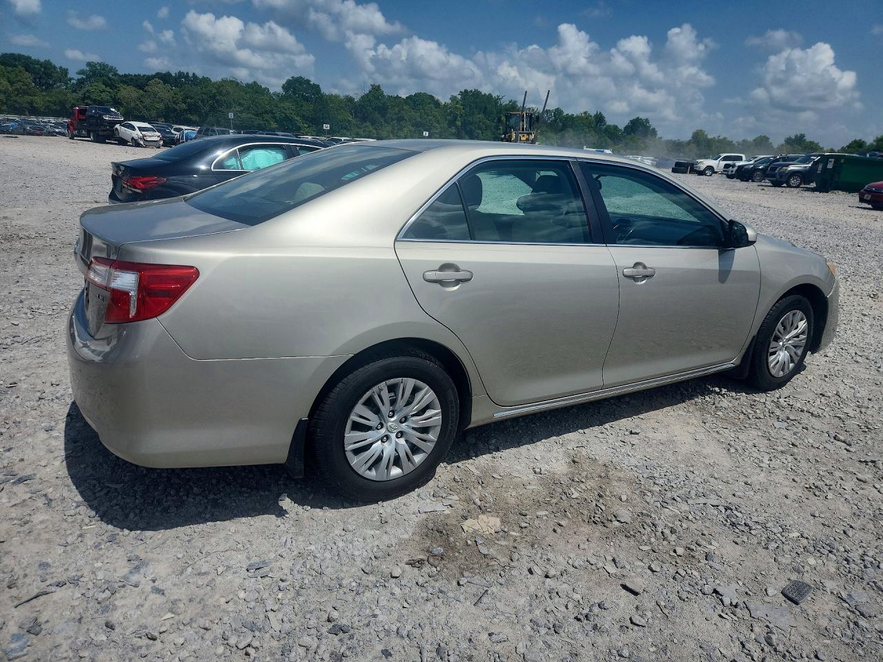 2014 Toyota Camry Le - zdjęcie 3