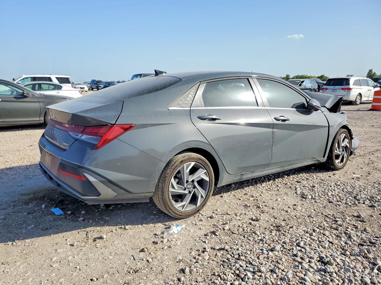 2025 Hyundai Elantra Limited - zdjęcie 3