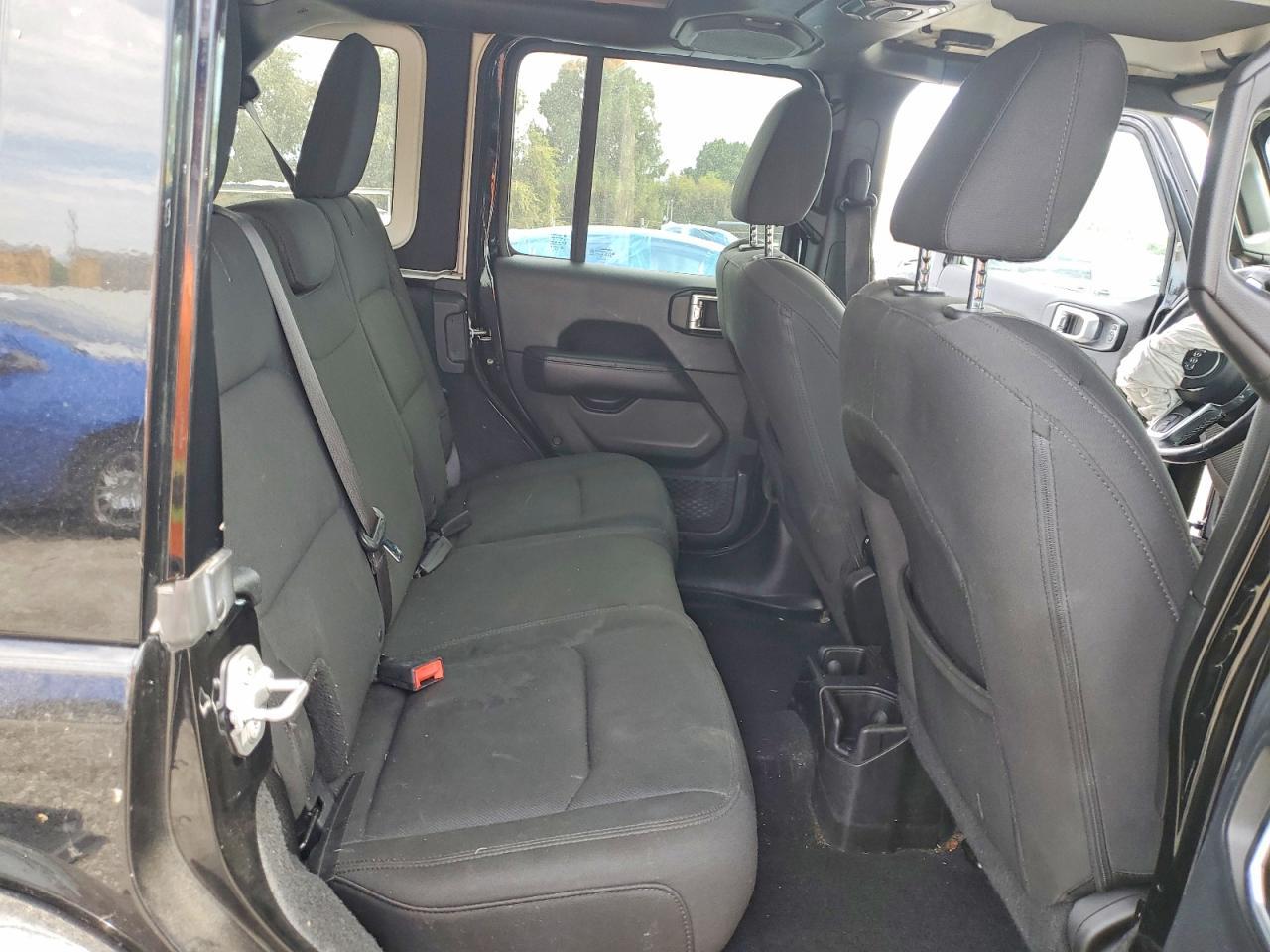 2018 Jeep Wrangler Unlimited Sahara - zdjęcie 10