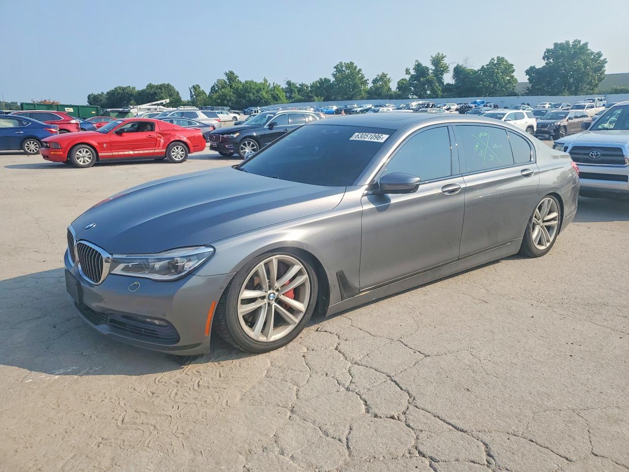 2016 BMW Seria 7 750i - zdjęcie główne