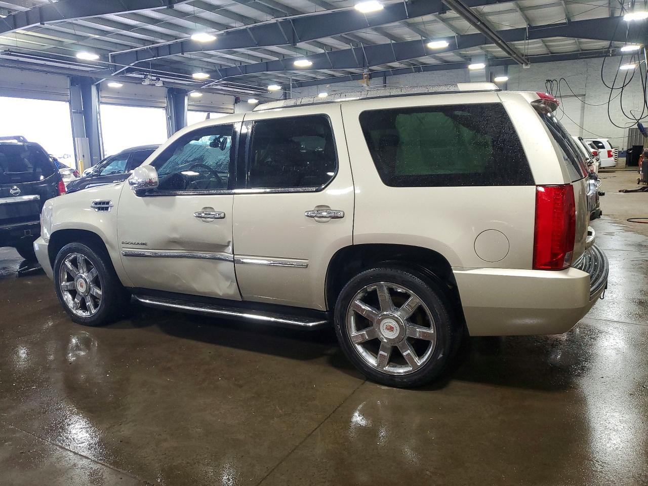 2013 Cadillac Escalade Luxury - zdjęcie 2