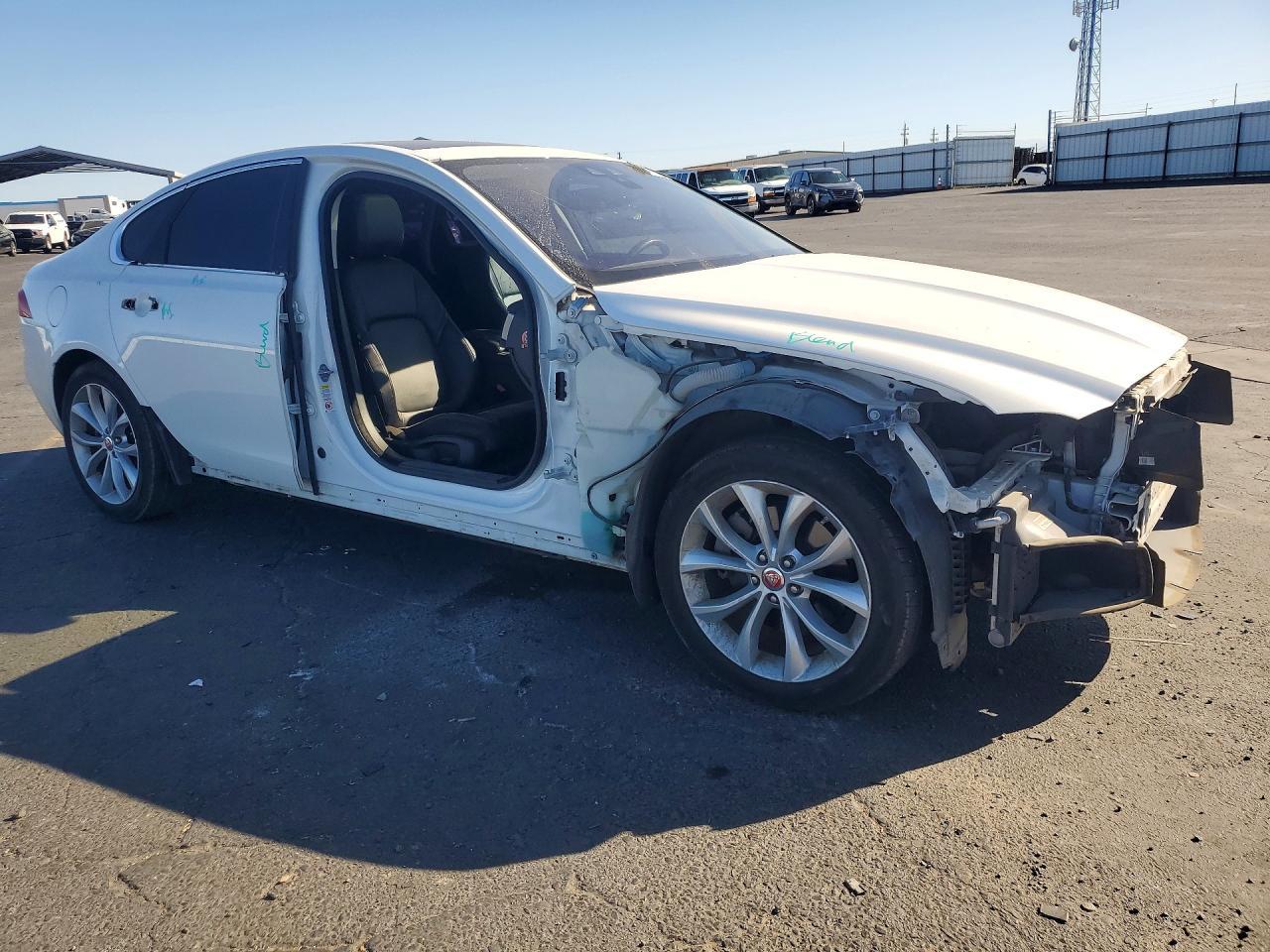 2018 Jaguar Xf Premium - zdjęcie 4