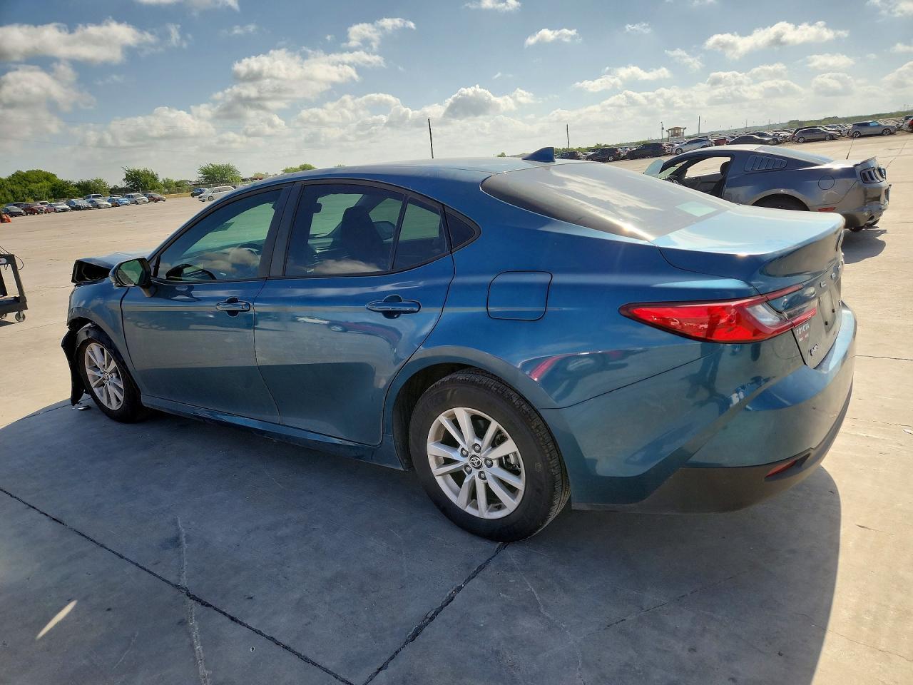 2025 Toyota Camry Le - zdjęcie 2