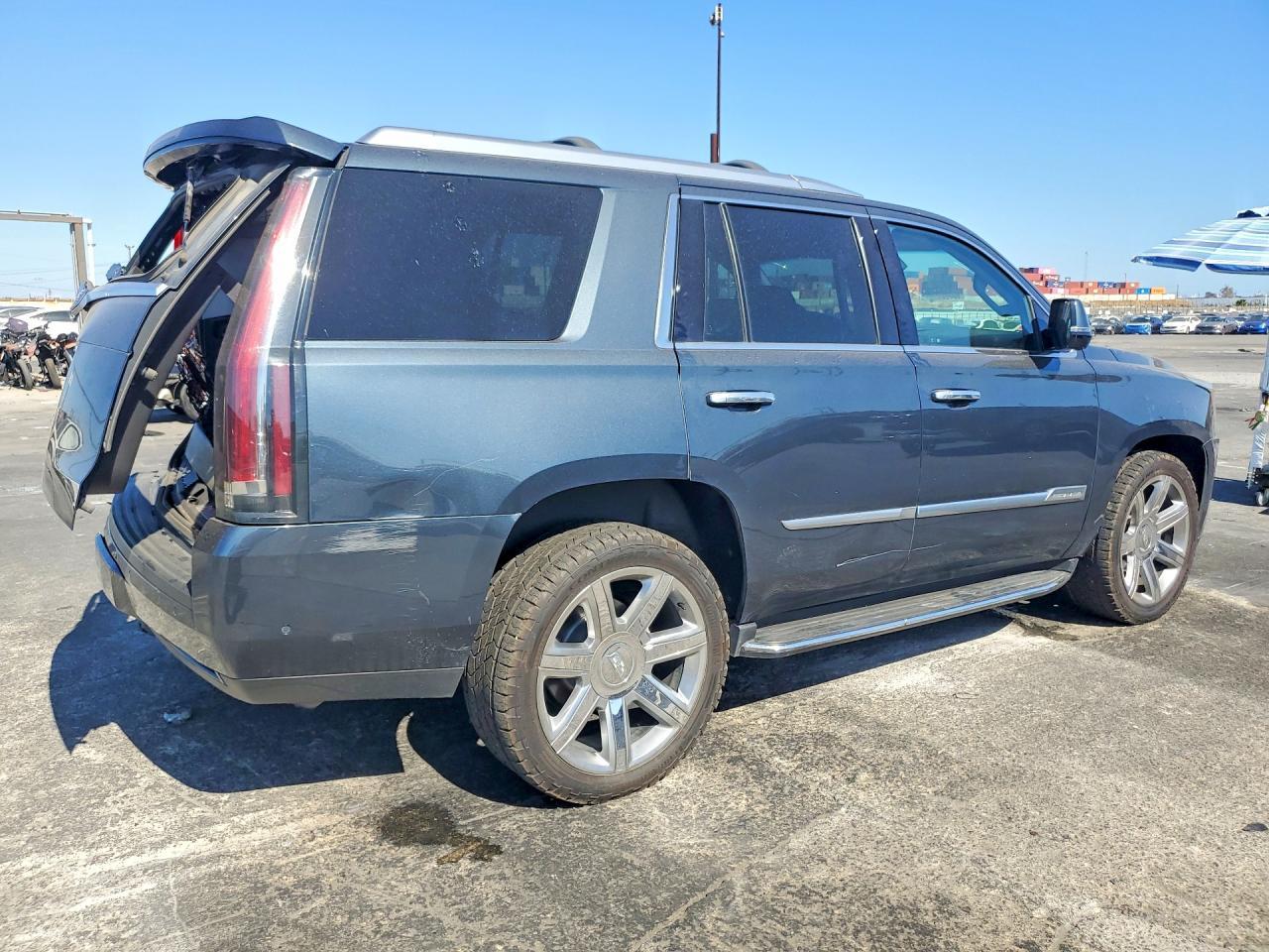 2019 Cadillac Escalade Luxury - zdjęcie 3