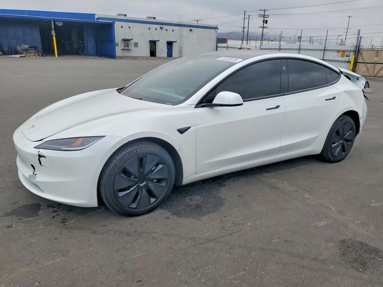 2025 Tesla Model 3 - zdjęcie główne