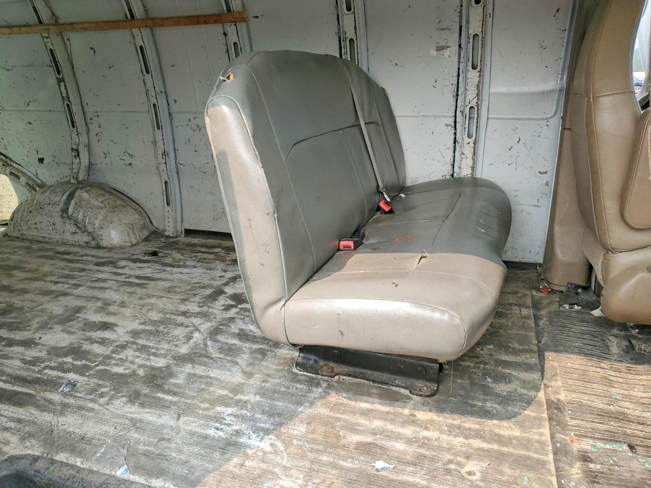 2016 Chevrolet Express G2500 - zdjęcie 11