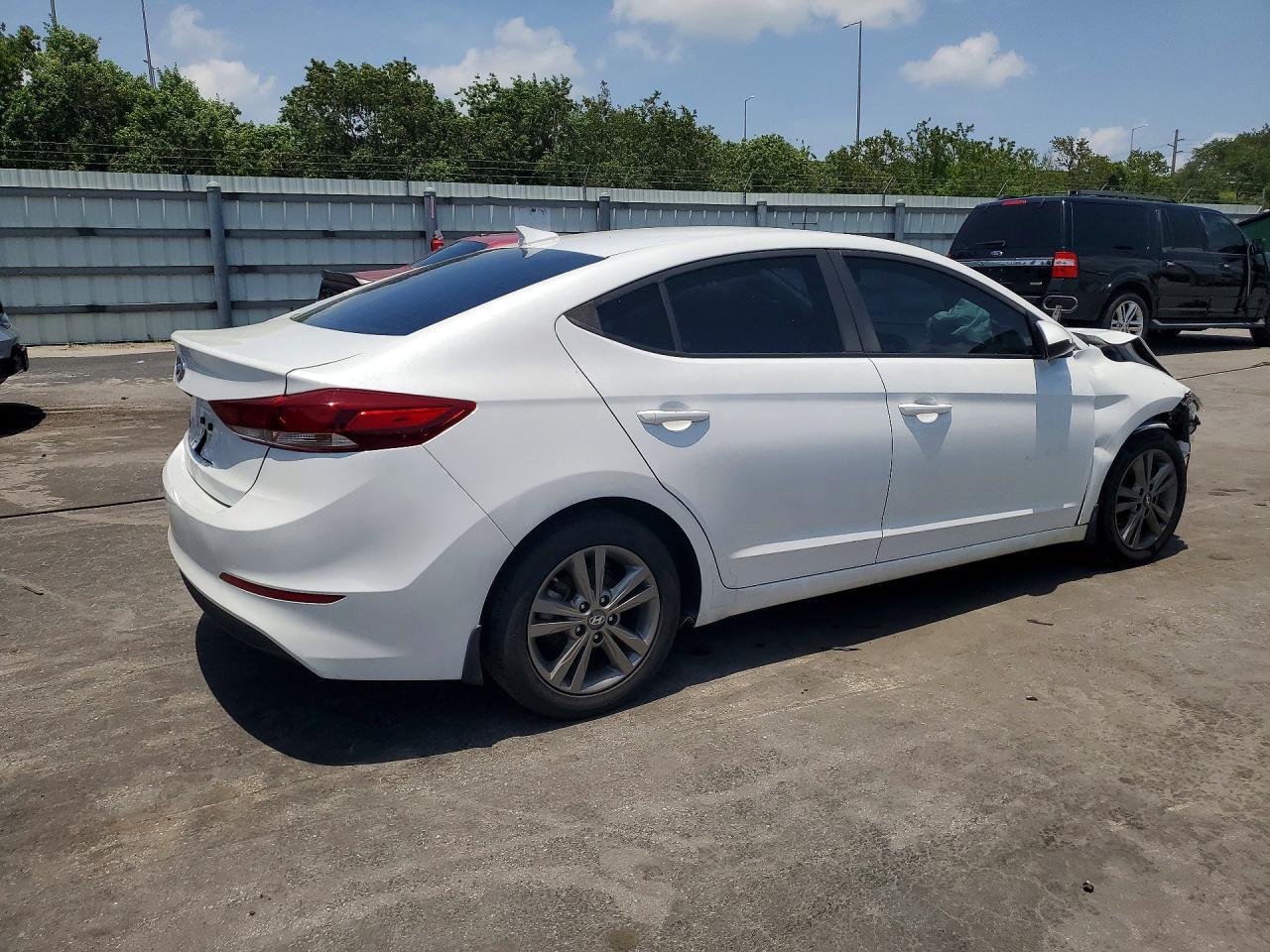 Hyundai Elantra - zdjęcie 3