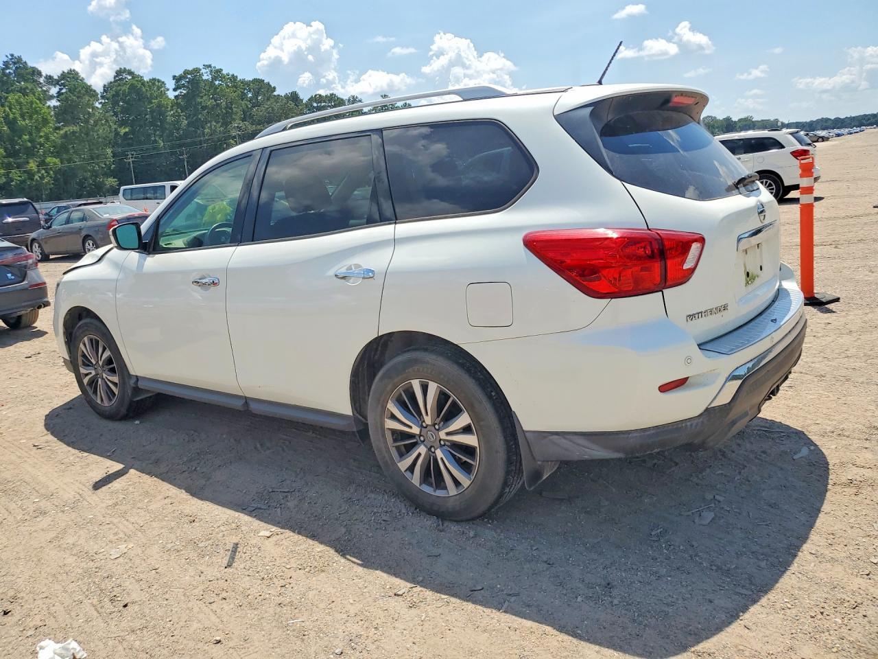 2018 Nissan Pathfinder Sv - zdjęcie 2